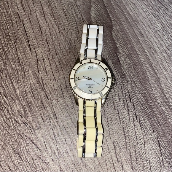 White Plastic Metal Accent Enamel Water Resistant Mother of Pearl Dial Watch - Picture 10 of 12